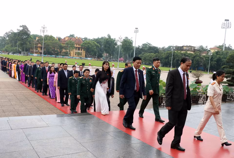 Các đại biểu Quốc hội khóa XIV vào Lăng viếng Chủ tịch Hồ Chí Minh. (Ảnh: Văn Điệp/TTXVN)