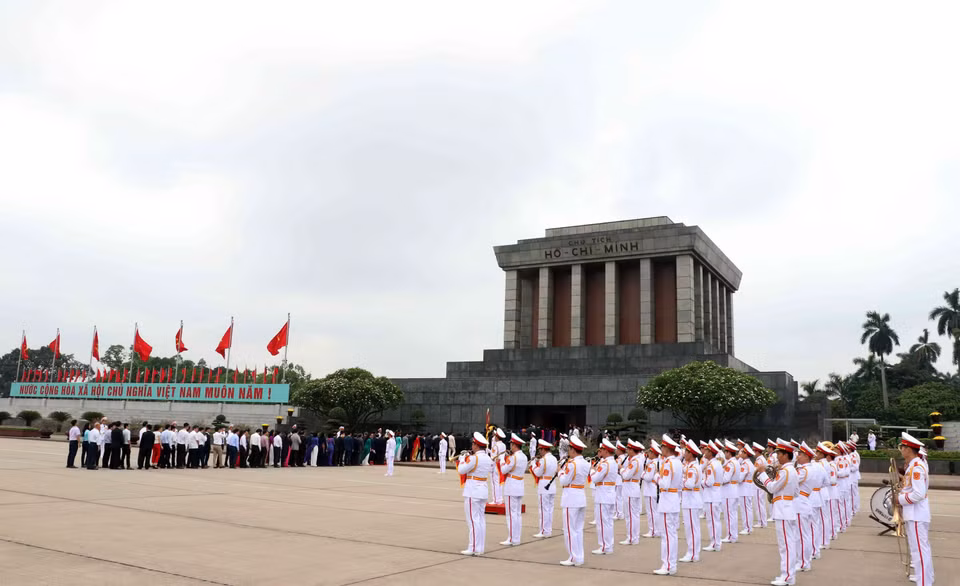 Các đại biểu Quốc hội khóa XIV vào Lăng viếng Chủ tịch Hồ Chí Minh. (Ảnh: Văn Điệp/TTXVN)