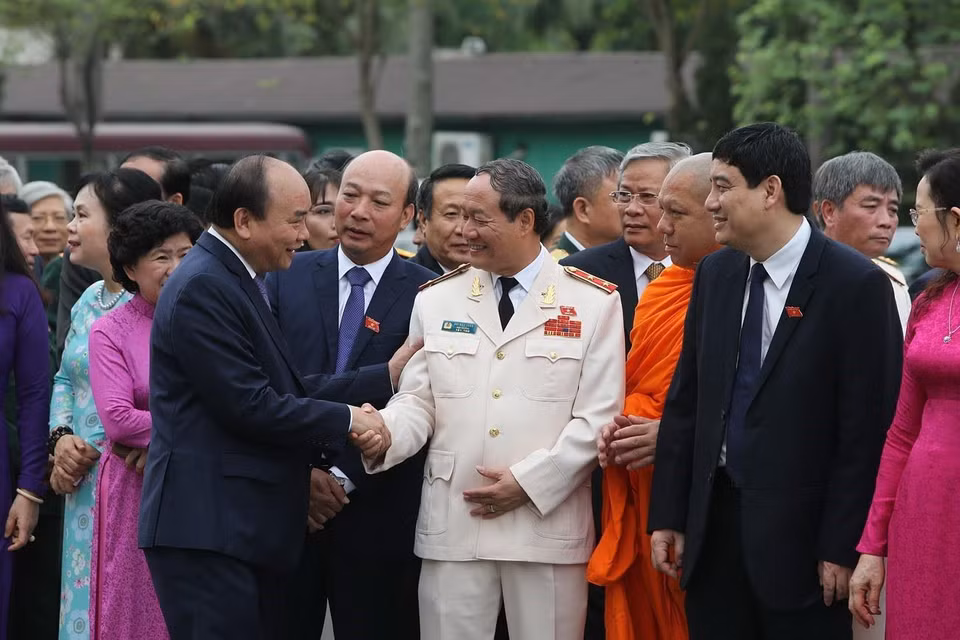Thủ tướng Nguyễn Xuân Phúc với các đại biểu Quốc hội trước giờ khai mạc kỳ họp thứ 7 Quốc hội khóa XIV. (Ảnh: Dương Giang/TTXVN)