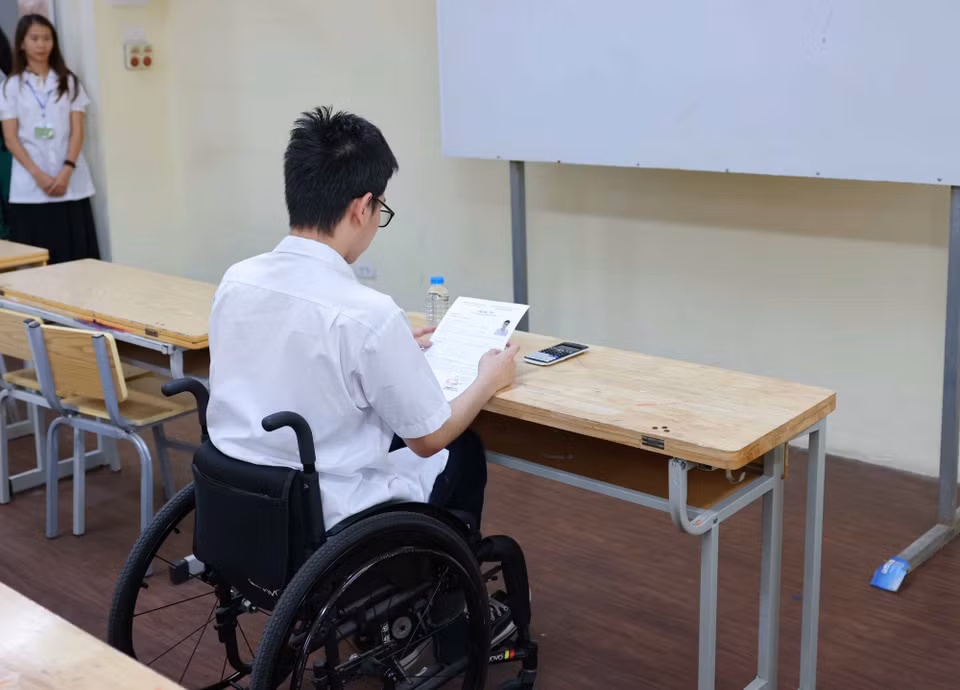 Không may mắn khi liệt cả 2 chân, N.Đ được đặc cách miễn thi tốt nghiệp THPT, thế nhưng, cậu học trò vẫn quyết chí đi thi với ước mơ chinh phục cánh cổng đại học. (Ảnh: Thanh Tùng/TTXVN)