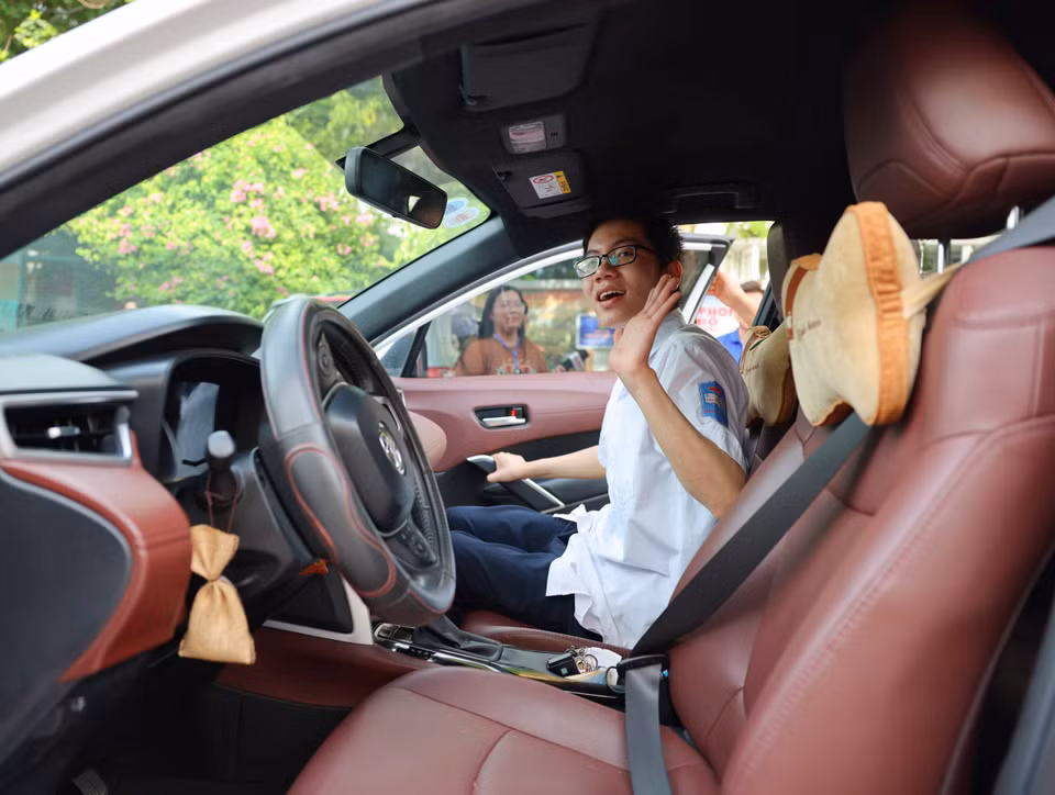 Trong suốt hành trình, thí sinh và gia đình luôn nhận được sự giúp đỡ, tạo điều kiện hết sức của ngành giáo dục Hà Nội, điểm thi, cán bộ giáo viên và cả tình nguyện viên. (Ảnh: Thanh Tùng/TTXVN)