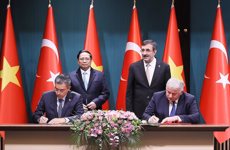 Thủ tướng Phạm Minh Chính và Phó Tổng thống Thổ Nhĩ Kỳ Cevdet Yilmaz chứng kiến lễ ký Ý đinh thư về hợp tác giữa Vietnam Airlines và Turkish Airlines. (Ảnh: Dương Giang/TTXVN)