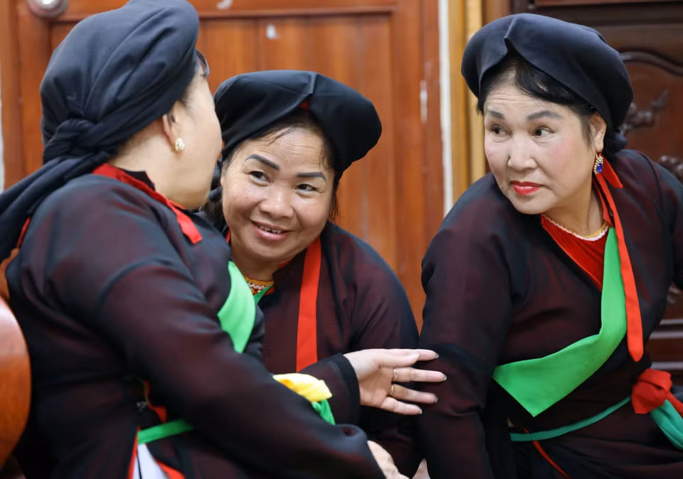 Hát canh là hát bằng cả tấm lòng. Lâu ngày không gặp bạn nên cũng muốn “cởi” tấm lòng để bày tỏ với bạn cho hết nỗi nhớ nhung. (Ảnh: Nhật Anh/TTXVN)
