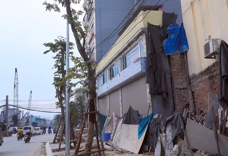 Tại đây, không khó để bắt gặp những căn nhà với kiến trúc bị “chắp vá", kỳ dị, "siêu mỏng, siêu méo" xuất hiện trở lại trên trục đường giao thông huyết mạch này. Trong ảnh: Ngôi nhà siêu mỏng đã được xây dựng trên tuyến đường Minh Khai. (Ảnh: Phan Tuấn Anh/TTXVN)