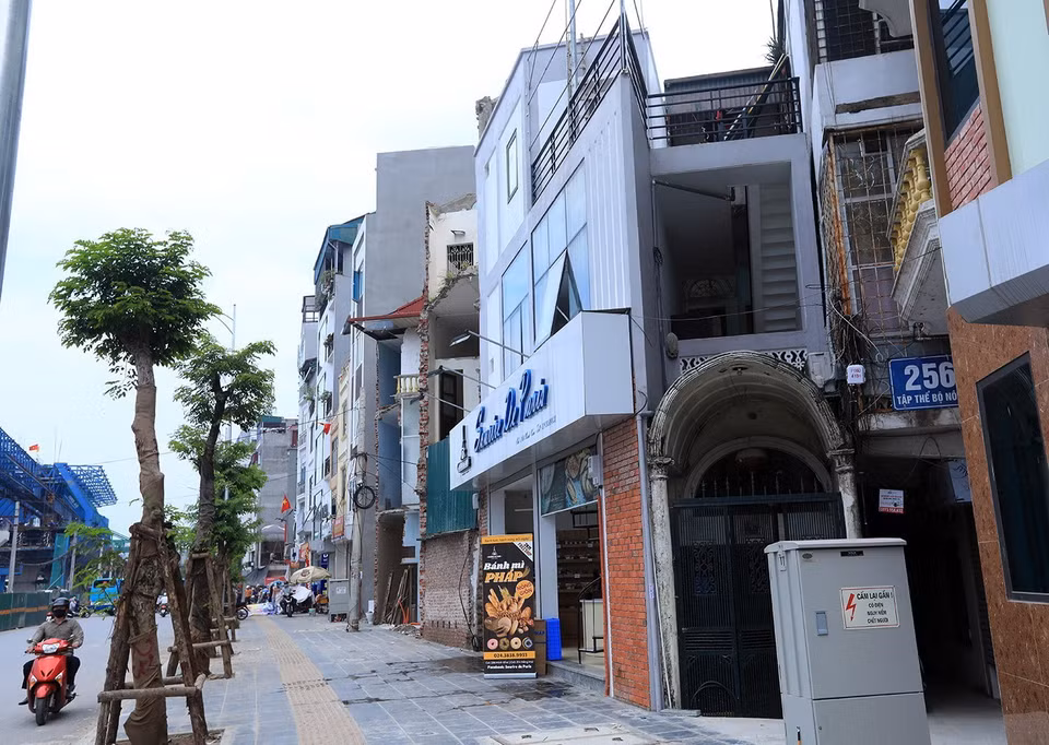 Đoạn đường vành đai 2 Hà Nội dài khoảng 3km trên tuyến phố Minh Khai và phố Đại La (từ ngã tư Vọng tới cầu Vĩnh Tuy) là phần cuối cùng trong dự án đường vành đai 2 trên cao đang trong quá trình hoàn thiện. Trong ảnh: Đầu ngõ 256 Minh Khai, một căn nhà hình tam giác đã hình thành. (Ảnh: Phan Tuấn Anh/TTXVN)