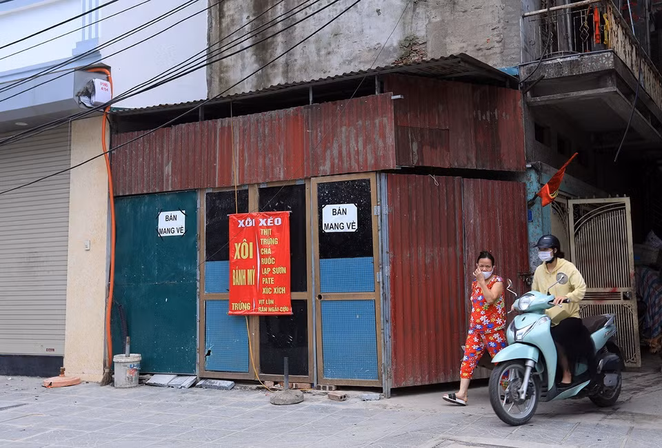 Một ngôi nhà được quây bằng tôn trên đường Minh Khai. (Ảnh: Phan Tuấn Anh/TTXVN)