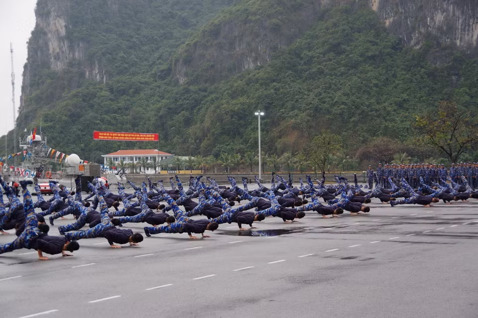 Cán bộ, chiến sỹ Lữ đoàn 170 thao diễn 4 bài thể dục, 16 động tác võ và 35 thế liên quyền trong Lễ ra quân huấn luyện năm 2024. (Ảnh: Lữ đoàn 170/TTXVN phát)