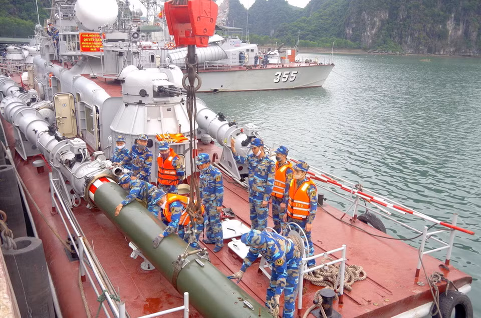 Cẩu nhận đưa ngư lôi vào ống phóng tại bến, chuẩn bị cho diễn tập bắn đạn thật. (Ảnh: Lữ đoàn 170/TTXVN phát)