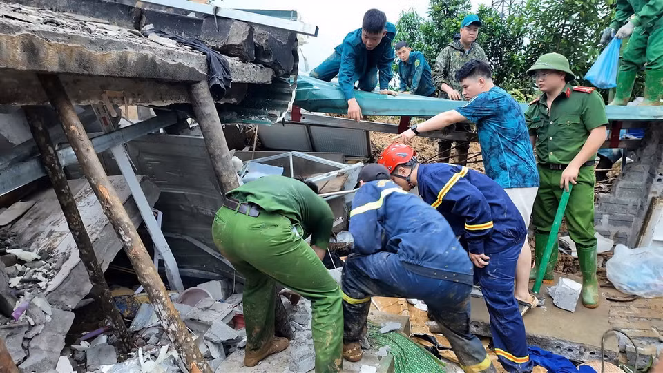 Các lực lượng chức năng khẩn trương thực hiện công tác cứu nạn cứu hộ vụ sạt lở nghiêm trọng tại huyện Bắc Quang (Hà Giang). (Ảnh: TTXVN phát)