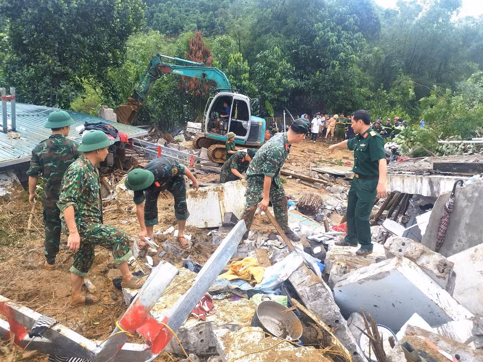 Cán bộ, chiến sỹ Trung đoàn 877 (Bộ Chỉ huy Quân sự tỉnh Hà Giang) khẩn trương thực hiện công tác cứu nạn cứu hộ vụ sạt lở nghiêm trọng tại huyện Bắc Quang. (Ảnh: TTXVN phát)