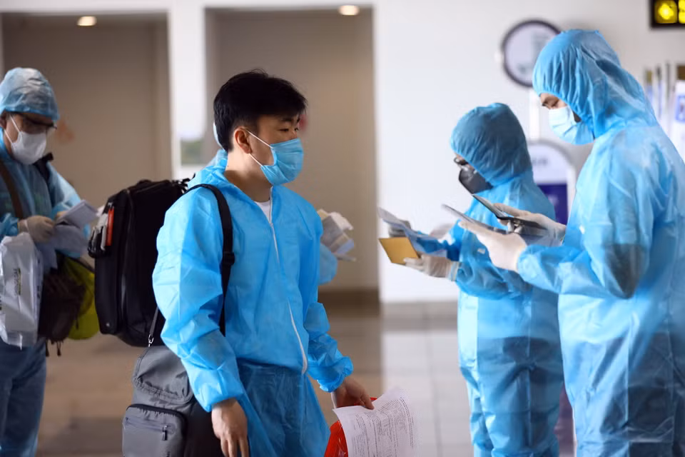 Hành khách đều phải đáp ứng các thủ tục phòng, chống dịch bênh vô cùng nghiêm ngặt như có giấy xác nhận âm tính với SARS-CoV-2 theo phương pháp realtime PCR của cơ quan y tế có thẩm quyền trong vòng 3 ngày trước khởi hành. (Ảnh: Huy Hùng/TTXVN)