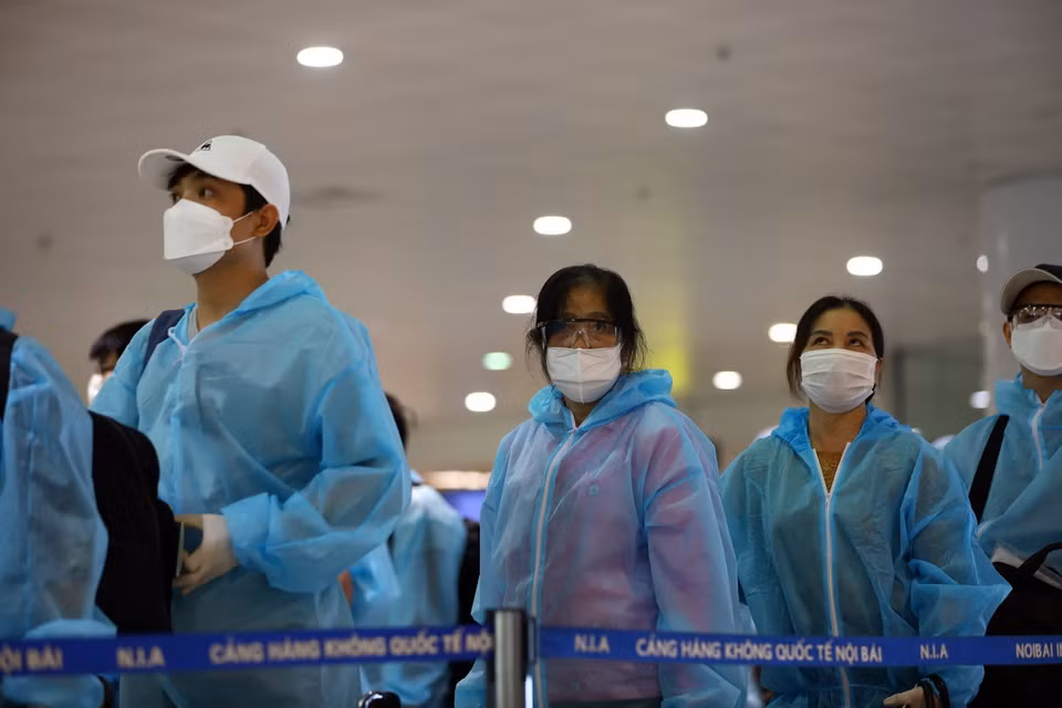 Hành khách là người lớn tuổi mệt mỏi nhưng phấn khởi sau chuyến đi kéo dài 5h đồng hồ. (Ảnh: Huy Hùng/TTXVN)