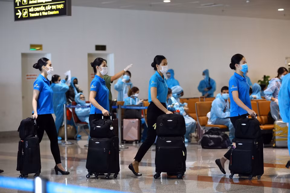 Các tiếp viên của Vietnam Airline phục vụ chuyến bay. (Ảnh: Huy Hùng/TTXVN)
