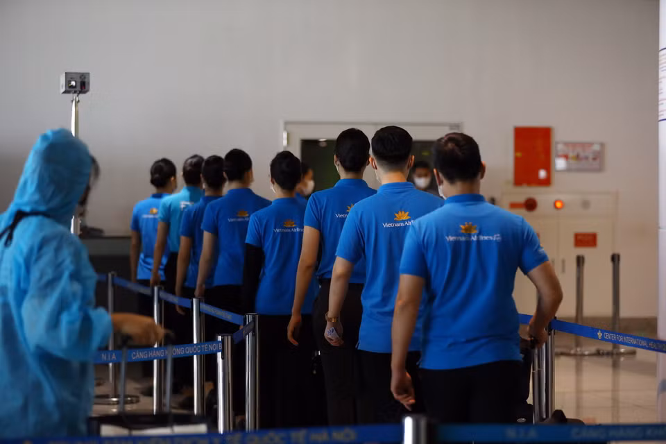 Đối với phi hành đoàn, toàn bộ thành viên sau khi trở về Việt Nam cũng được kiểm tra sức khỏe và tổ chức cách ly. (Ảnh: Huy Hùng/TTXVN)