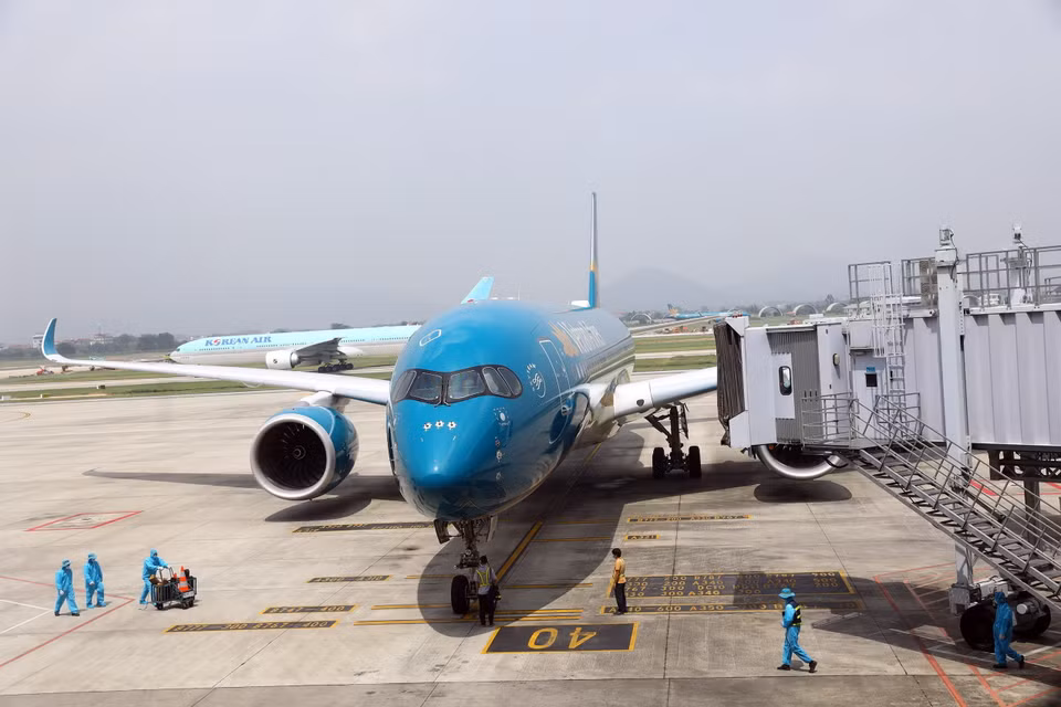 Trưa 25/9, chuyến bay mang số hiệu VN417 của Vietnam Airlines khởi hành từ thủ đô Seoul (Hàn Quốc) đã hạ cánh an toàn tại sân bay Nội Bài. (Ảnh: Huy Hùng/TTXVN)