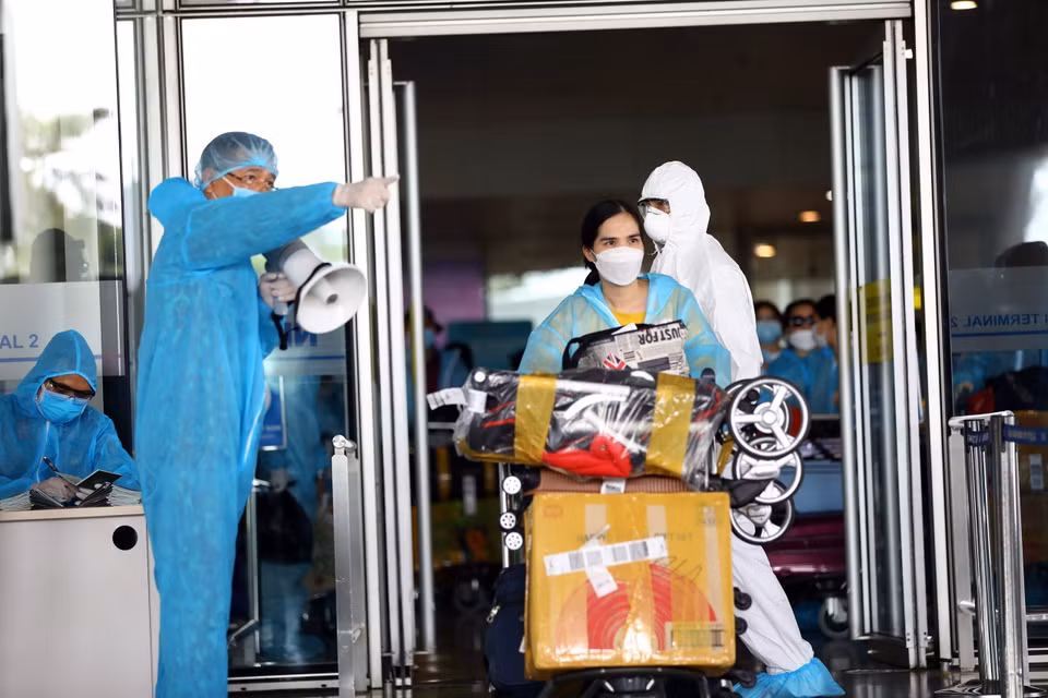 Sau chuyến bay, hành khách lại tiếp tục được xét nghiệm SARS-CoV-2. Nếu có kết quả dương tính, khách sẽ được chuyển đến cơ sở y tế để cách ly, chăm sóc theo quy định hiện hành. (Ảnh: Huy Hùng/TTXVN)