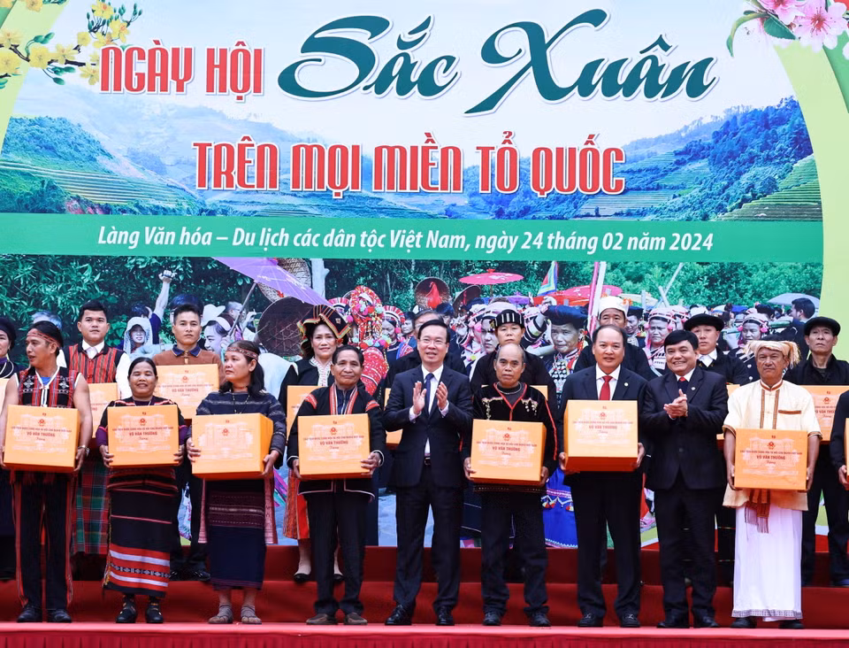 Chủ tịch nước Võ Văn Thưởng tặng quà cho đại diện đồng bào các dân tộc và Làng Văn hóa-Du lịch các dân tộc Việt Nam. (Ảnh: Thống Nhất/TTXVN)