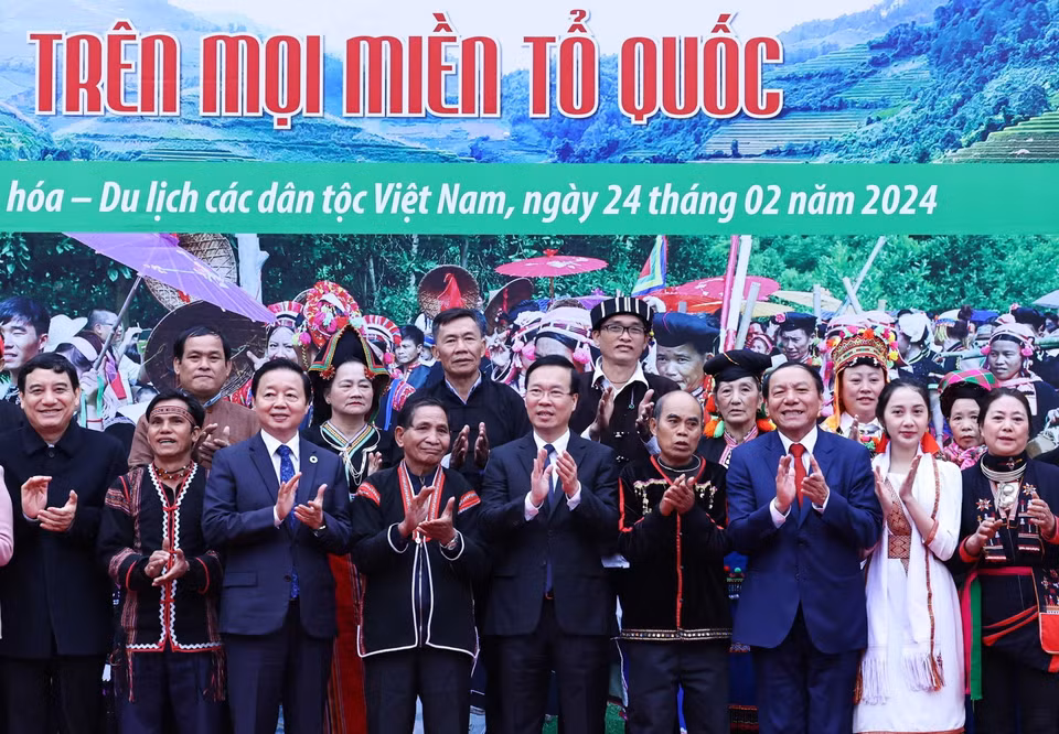 Chủ tịch nước Võ Văn Thưởng, các đồng chí lãnh đạo và đồng bào các dân tộc Việt Nam. (Ảnh: Thống Nhất/TTXVN)