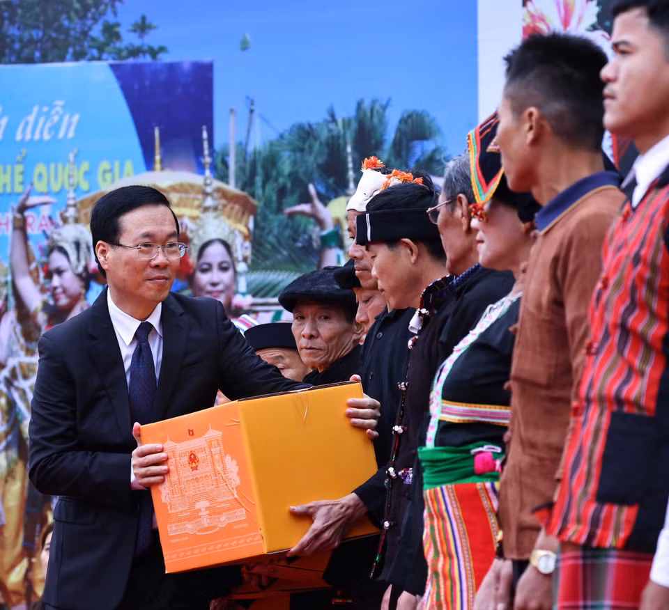 Chủ tịch nước Võ Văn Thưởng tặng quà cho đại diện đồng bào các dân tộc và Làng Văn hóa-Du lịch các dân tộc Việt Nam. (Ảnh: Thống Nhất/TTXVN)