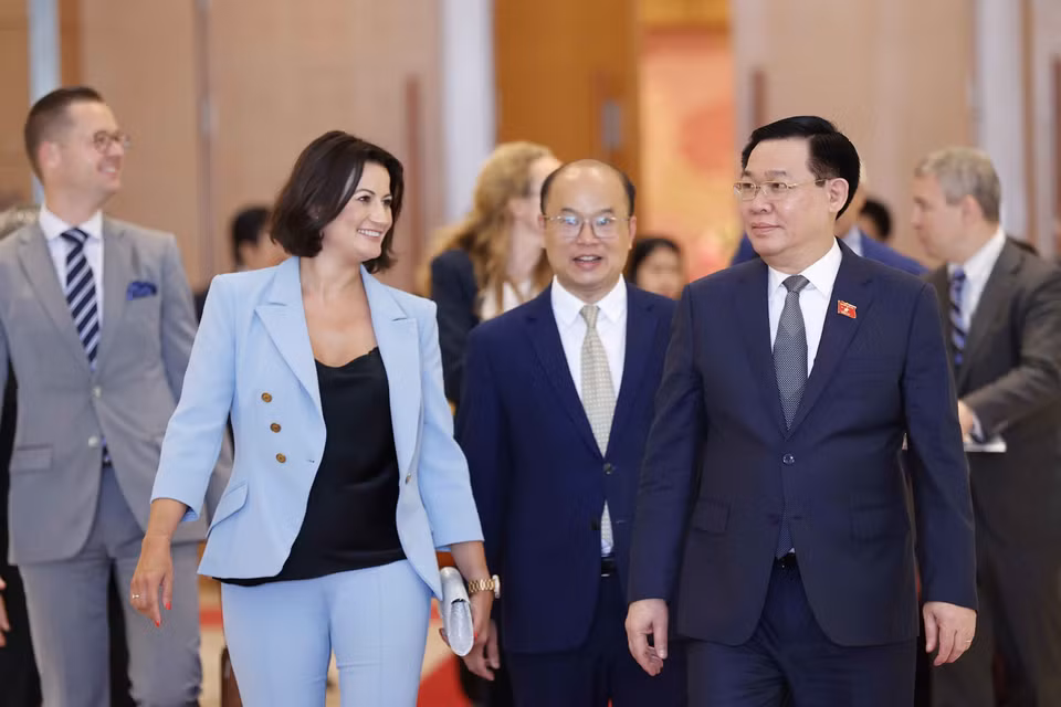 Chủ tịch Quốc hội Vương Đình Huệ và Chủ tịch Thượng viện Vương quốc Bỉ Stéphanie D'Hose. (Ảnh: Doãn Tấn/TTXVN)