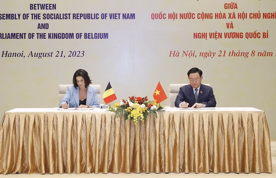 Chủ tịch Quốc hội Vương Đình Huệ và Chủ tịch Thượng viện Vương quốc Bỉ Stéphanie D'Hose ký Thỏa thuận hợp tác giữa Quốc hội Việt Nam và Nghị viện Bỉ. (Ảnh: Doãn Tấn/TTXVN)