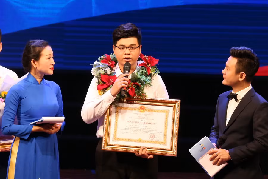 Thí sinh Trần Nguyễn Bá Phước đạt Huy chương Đồng Kỳ thi Tay nghề Thế giới đại diện các thí sinh đạt giải phát biểu tại Lễ tổng kết. (Ảnh: Anh Tuấn/TTXVN)