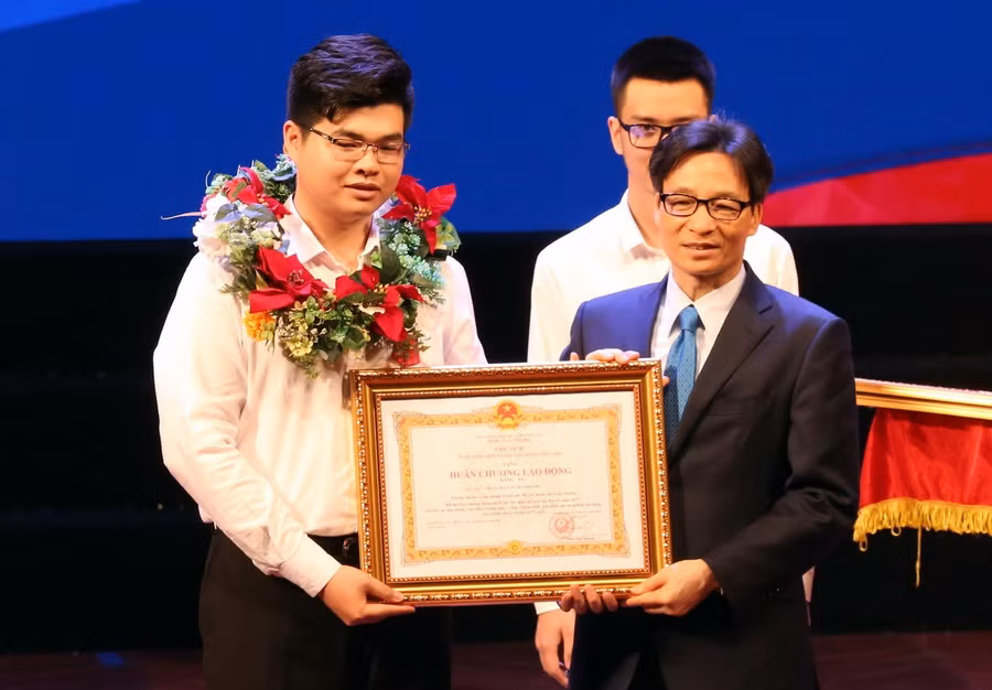 Phó Thủ tướng Chính phủ Vũ Đức Đam trao Huân chương Lao động hạng Ba cho thí sinh Trần Nguyễn Bá Phước đạt Huy chương Đồng Kỳ thi Tay nghề Thế giới tại Lễ tổng kết. (Ảnh: Anh Tuấn/TTXVN)