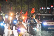Người hâm mộ đội mưa xuống đường ăn mừng đội tuyển Việt Nam “hạ đẹp” Thái Lan