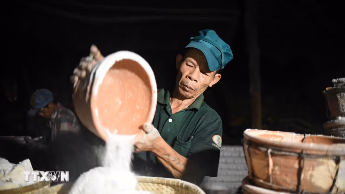 Diêm dân thu sản phẩm muối hầm. (Ảnh: Tường Quân/TTXVN)