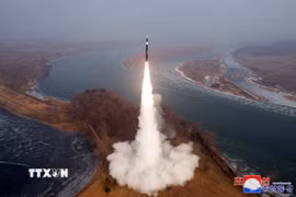 Một vụ phóng thử tên lửa của Triều Tiên. (Ảnh: KCNA/TTXVN)