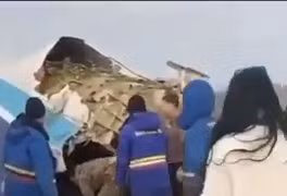 "Rùng mình" với cảnh người sống sót được kéo ra khỏi xác máy bay ở Kazakhstan