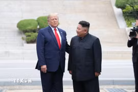 Tổng thống Mỹ Donald Trump (trái) và nhà lãnh đạo Triều Tiên Kim Jong Un trong cuộc gặp tại làng Panmunjom ở biên giới liên Triều ngày 30/6/2019. (Ảnh: Yonhap/TTXVN)
