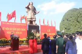 Dâng hoa trước tượng đài Quang Trung-Nguyễn Huệ, trong khu vực Bảo tàng Quang Trung, thị trấn Phú Phong, huyện Tây Sơn (Bình Định), tháng 2/2021. (Ảnh: Phạm Kha/TTXVN)