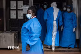 Nhân viên y tế làm việc tại khu điều trị Ebola trong bệnh viện ở Mubende (Uganda) hồi năm 2022. (Ảnh: AFP/ TTXVN)