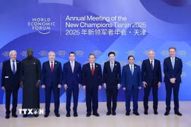 Thủ tướng Trung Quốc Lý Cường đón Thủ tướng Phạm Minh Chính và các Trưởng đoàn tham dự tiệc chiêu đãi nhân Hội nghị thường niên các nhà tiên phong lần thứ 16 của Diễn đàn Kinh tế Thế giới (WEF 16) tại thành phố Thiên Tân, tối 24/6/2025. (Ảnh: Dương Giang/TTXVN)