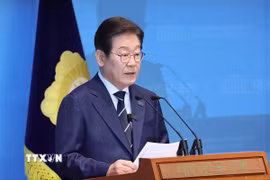 Ông Lee Jae Myung, cựu Chủ tịch đảng Dân chủ (DP) đối lập chính tại Hàn Quốc, phát biểu trong cuộc họp báo ở Seoul ngày 11/4/2025. (Ảnh: Yonhap/TTXVN)