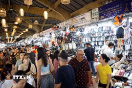 Khách quốc tế tham quan Chợ Bến Thành, biểu tượng du lịch của Thành phố Hồ Chí Minh. (Ảnh: Hồng Đạt/TTXVN)