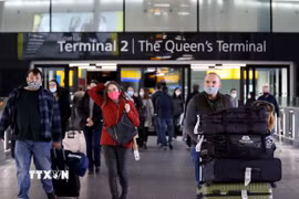 Hành khách tại sân bay Heathrow ở Thủ đô London (Anh). (Ảnh: THX/TTXVN)