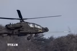 Trực thăng AH-64E Apache tham gia cuộc tập trận bắn đạn thật Hàn-Mỹ tại thao trường Rodriguez ở Pocheon (Hàn Quốc), ngày 10/2/2025. (Ảnh minh họa: Yonhap/TTXVN)