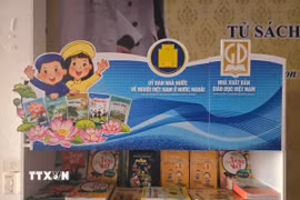 Một góc tủ sách tại Trường tiếng Việt tiểu học Khánh An, Thái Lan. (Ảnh: Huy Tiến/TTXVN)