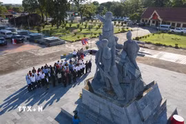 Các đại biểu Việt Nam-Lào tại tượng đài Liên minh chiến đấu Lào-Việt Nam, tỉnh Khammouane (Lào). (Ảnh: Đỗ Bá Thành/TTXVN)