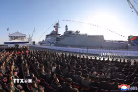 Lễ hạ thủy tàu khu trục đa năng mới của Triều Tiên tại căn cứ đóng tàu quân sự Nampho ngày 25/4/2025. (Ảnh: KCNA/TTXVN)