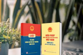 “Hiến pháp nước Cộng hòa Xã hội Chủ nghĩa Việt Nam năm 2013 (sửa đổi, bổ sung năm 2025)” và “Luật Tổ chức chính quyền địa phương năm 2025” - hai cuốn sách cập nhật nhiều nội dung pháp lý quan trọng. (Nguồn: Nhà xuất bản Chính trị Quốc gia Sự thật)