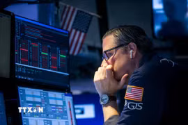 Giao dịch viên trên sàn chứng khoán New York (Mỹ). (Ảnh: THX/TTXVN)