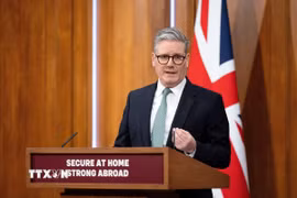Thủ tướng Anh Keir Starmer trong cuộc họp báo tại London, ngày 25/2/2025. (Ảnh: THX/TTXVN)