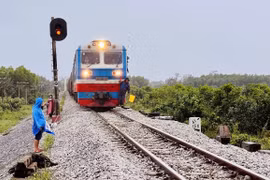 Tàu Bắc-Nam chạy qua tỉnh Quảng Trị hồi tháng 10 năm ngoái. (Ảnh: Nguyên Linh/TTXVN)