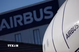 Biểu tượng của hãng Airbus bên ngoài một cơ sở sản xuất ở Saint-Nazaire (Pháp). (Ảnh: Reuters/TTXVN)