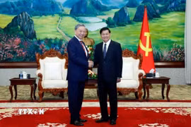 Tổng Bí thư-Chủ tịch nước Lào Thongloun Sisoulith đón ông Tô Lâm, khi ông giữ cương vị Bộ trưởng Bộ Công an, vào ngày 29/9/2023 tại Vientiane. (Ảnh: Phạm Kiên/TTXVN)