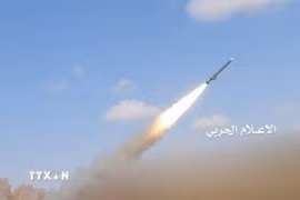 Lực lượng Houthi tại Yemen phóng tên lửa về phía Israel. (Ảnh: IRNA/TTXVN)