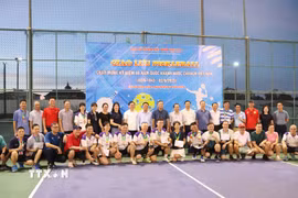 Đại sứ Việt Nam tại Lào Nguyễn Minh Tâm trao giải cho các đội đạt giải. (Ảnh: Xuân Tú/TTXVN)